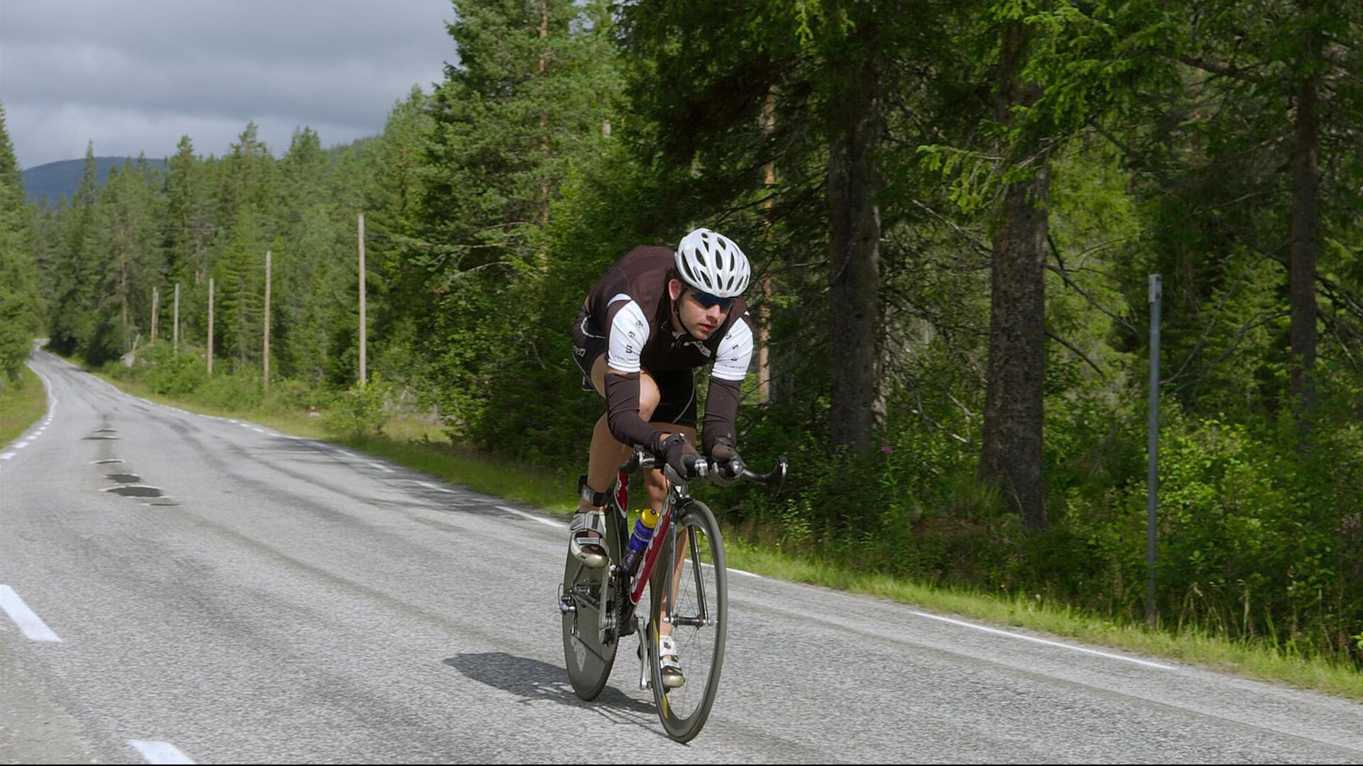 “山谷追逐：峡谷中的极速激战”，山谷峡谷河谷
